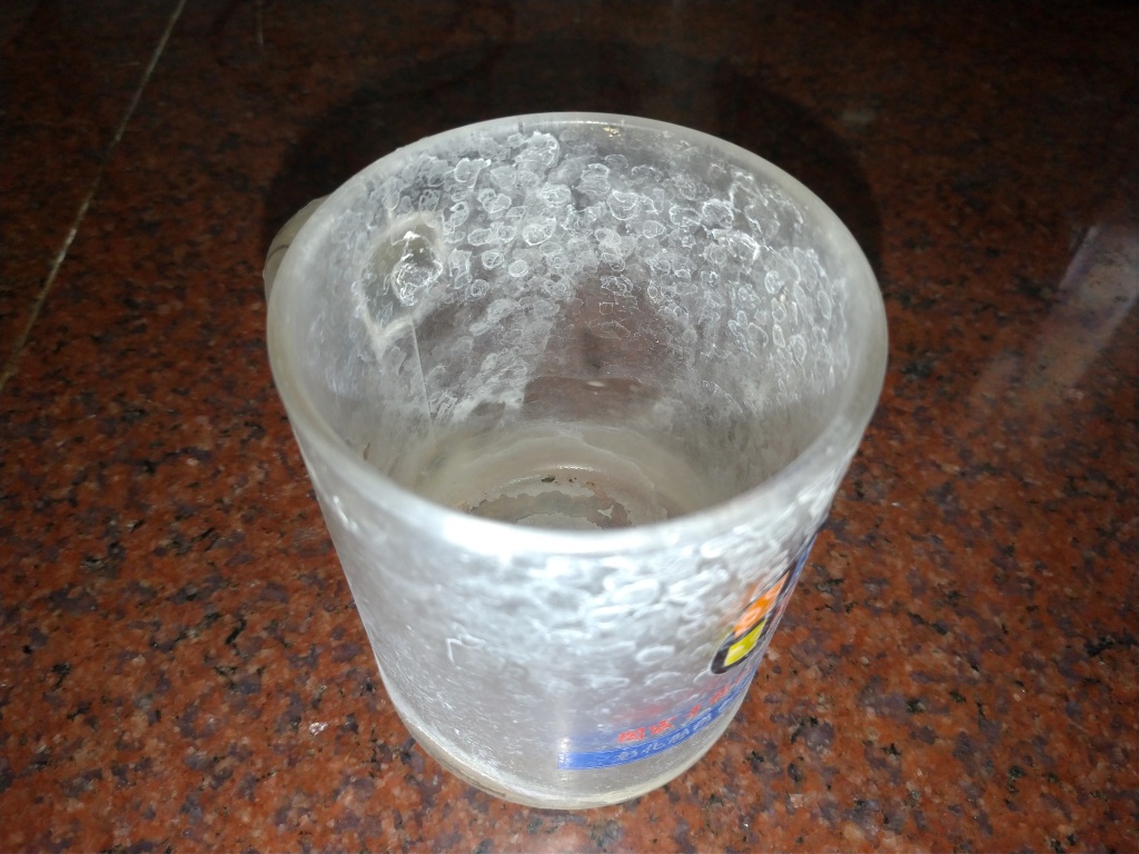 杯子內外佈滿水垢