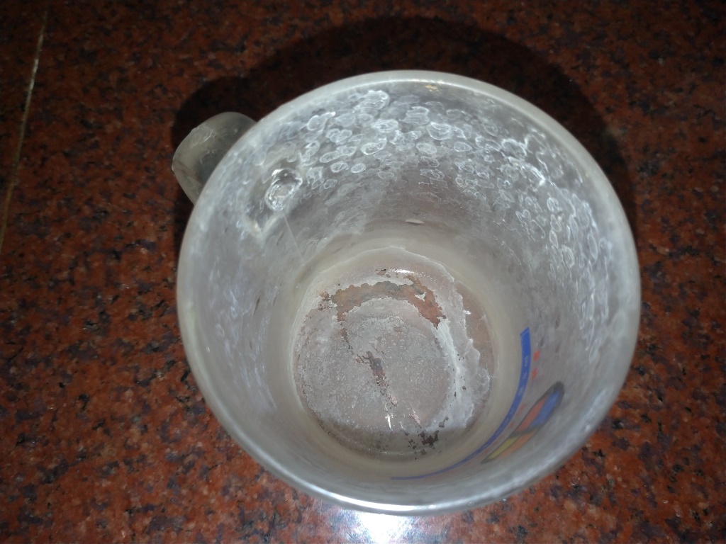杯底佈滿水垢