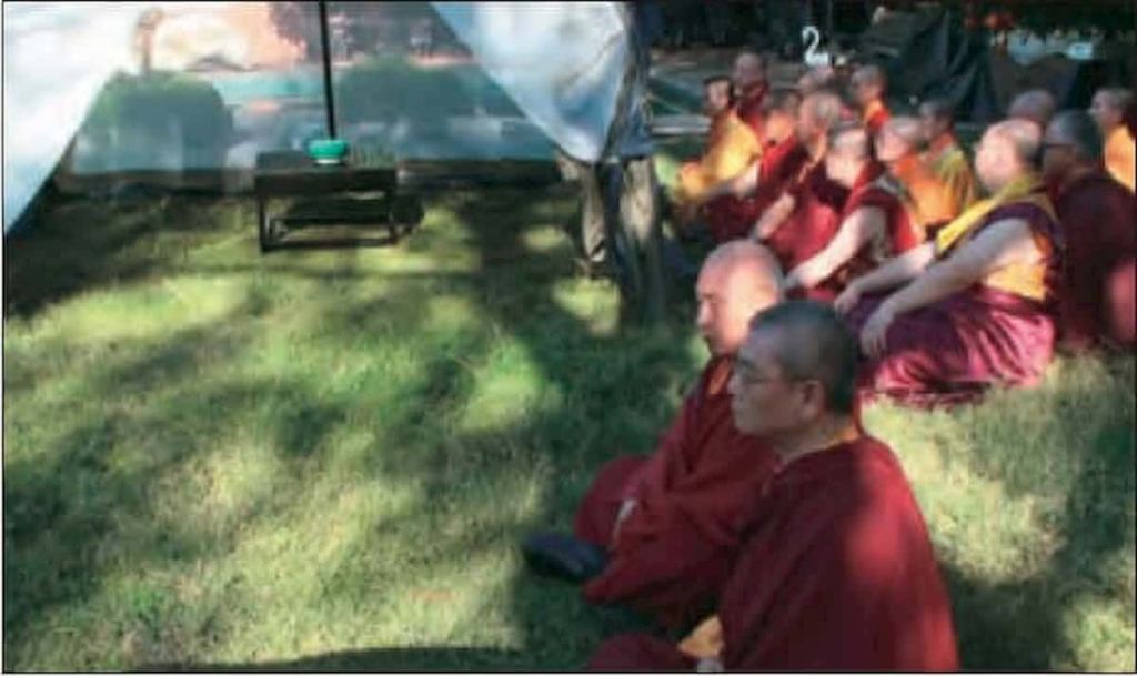 眾人緊緊盯住法帳中的金剛丸和正在修法的祿東贊法王