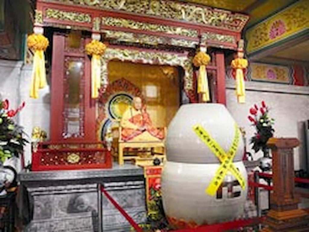 坐缸留下全身舍利 悟明法師成肉身菩薩