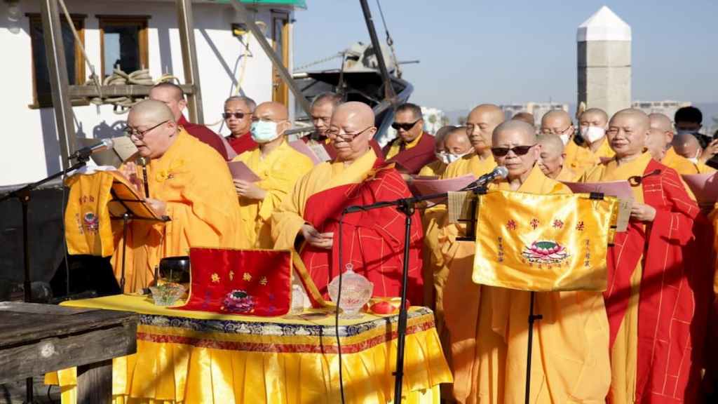 《佛定放生日》放生法會由華藏寺住持金釦一段聖德若慧孺尊主法