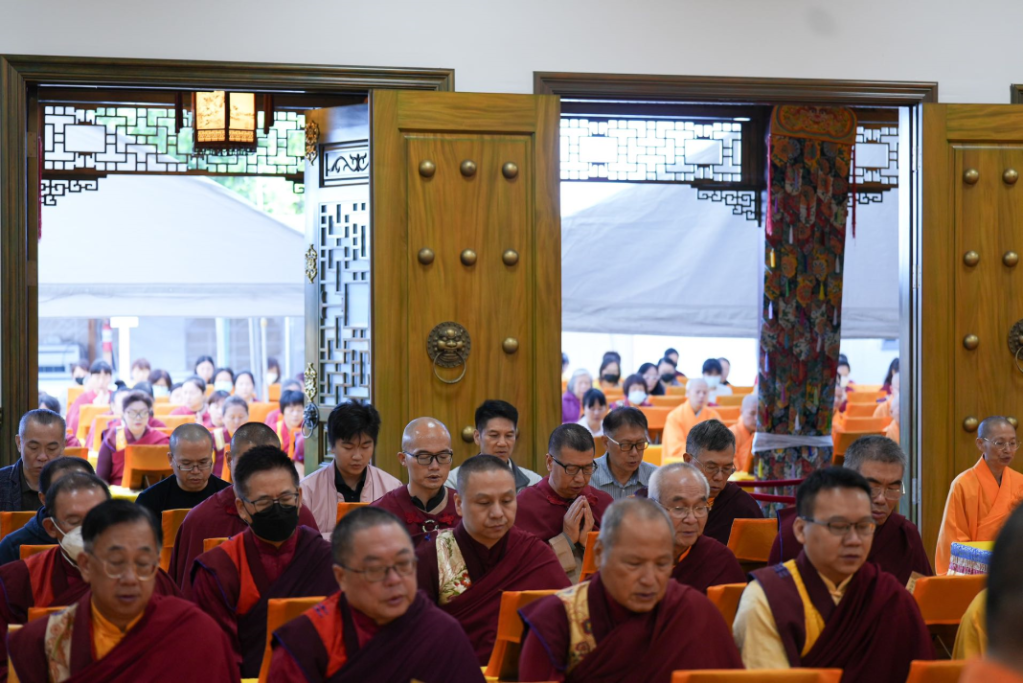 在高僧及僧眾們的帶領下，以法會儀式祝禱 南無燃燈古佛 佛誕吉祥