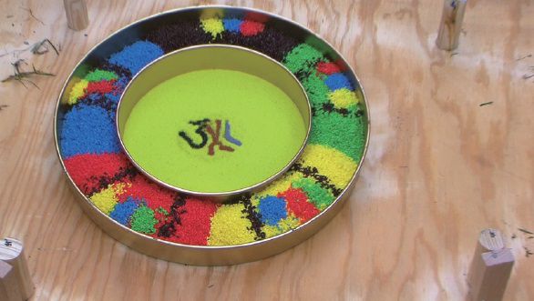 （圖六）眾人圍觀之下親自見到這位少年女法王成功地展顯了隔石建壇的摩訶薩聖量，在石板下建立了種子字聖壇城