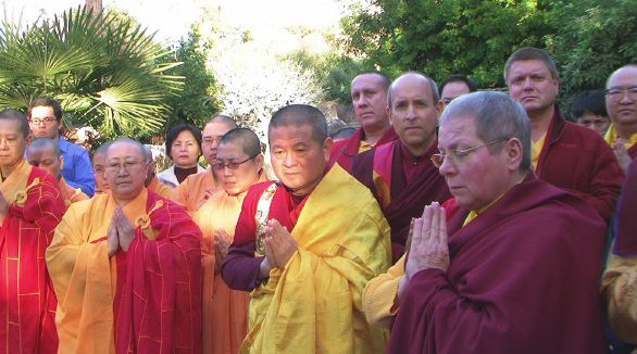 （圖四）法王、尊者、法師們考試失敗後，抱著慚愧的心情在觀看少年女法王正在入考，到底如何？