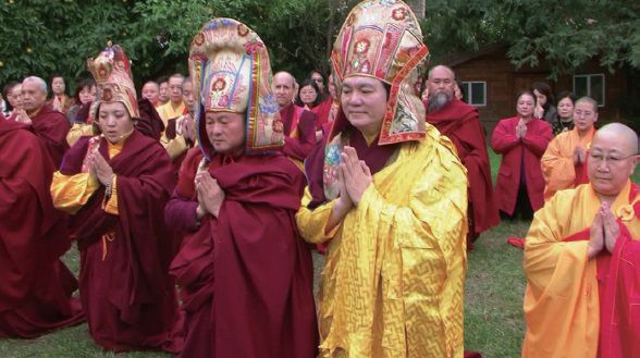 （圖一）當時法王、仁波切、法師們共同在隔石建壇考試法會上參加公開考試並監看入考者