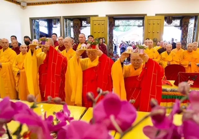 巴沙迪那市佛教寺廟聖蹟寺（Holy Miracles Temple）大年初一至於初五期間舉辦迎春祈福法會，前往禮佛祈福的善信男女絡繹不絕。