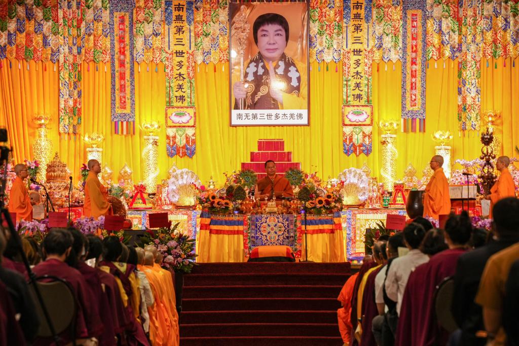 第三世多杰羌佛辦公室主任朗博‧翟芒尊者向與會大眾發表談話。