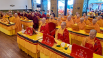 與會大眾在主法師華藏寺暨弘法寺住持若慧孺尊帶領下恭誦《金剛般若波羅蜜經》,並舉行佛前大供。