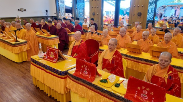 與會大眾在主法師華藏寺暨弘法寺住持若慧孺尊帶領下恭誦《金剛般若波羅蜜經》,並舉行佛前大供。 與會大眾在主法師華藏寺暨弘法寺住持若慧孺尊帶領下恭誦《金剛般若波羅蜜經》,並舉行佛前大供。